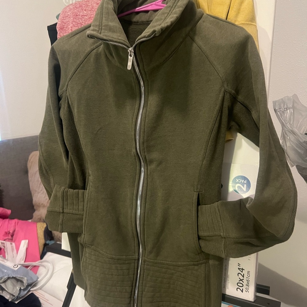 Lululemon SCUBA size 4 GUC
